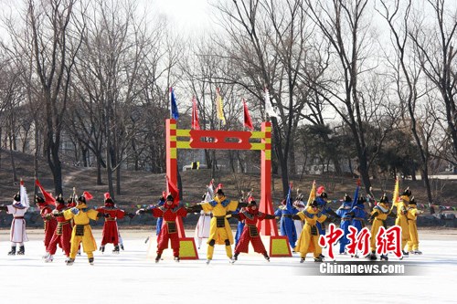 2011年，清代歷史上被視為“國俗”的冰嬉表演重現(xiàn)古都北京。 應(yīng)妮 攝