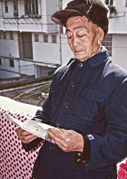 酷斃了！孫子給85歲爺爺拍了一組街拍照