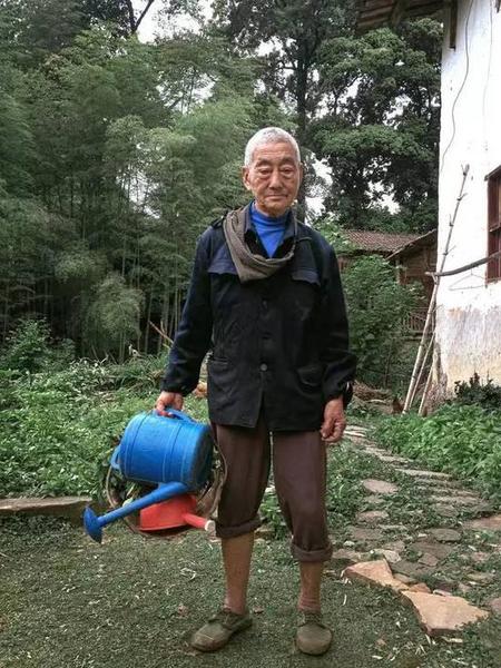 酷斃了！孫子給85歲爺爺拍了一組街拍照