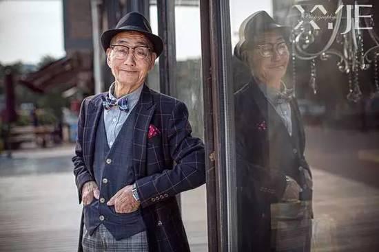 酷斃了！孫子給85歲爺爺拍了一組街拍照