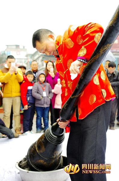 　　何文軍正在做事前準備工作。（攝影：鄧竹陽）