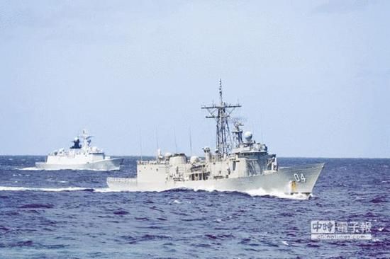 資料圖：1月1日，在澳洲以東海域，解放軍海軍益陽艦（左）和澳洲海軍達爾文號護衛(wèi)艦（右）在南太平洋舉行聯(lián)合演練。