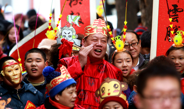 2月4日是中國傳統(tǒng)節(jié)氣立春，北京東四街道社區(qū)居民頭戴金猴頭飾參加“春官春吏報春”活動。