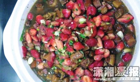 湖南大學(xué)食堂推新菜草莓紅燒肉半小時(shí)被搶光（圖）