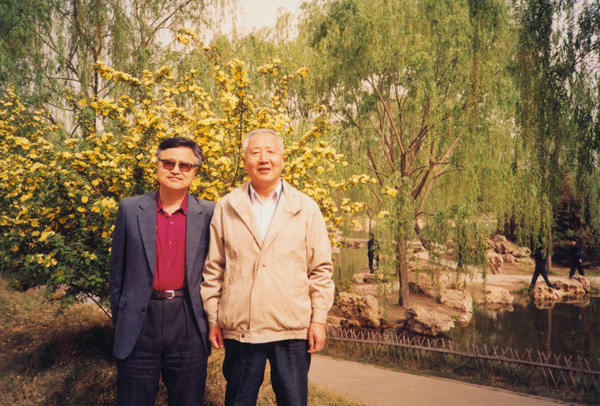 1994年，于是之和童道明在紫竹院公園合影