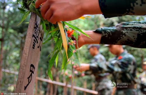 瑞麗邊防大隊(duì)江橋警犬復(fù)訓(xùn)基地的官兵在悼念“警犬戰(zhàn)友”，敬獻(xiàn)花環(huán)。