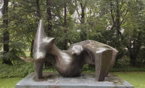 亨利·摩爾，《側(cè)臥的人》（Reclining Figure）.jpg