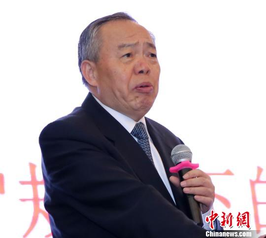 中國PPP研究院理事長、原中共中央政策研究室副主任鄭新立做主旨演講?！＄娦?攝