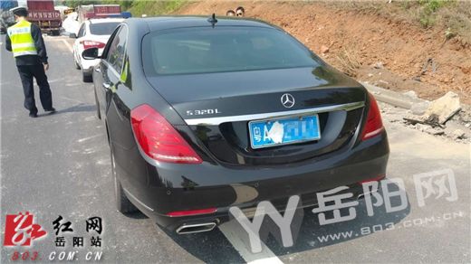 交警發(fā)現(xiàn)用尿不濕遮擋號(hào)牌的黑色轎車(chē)