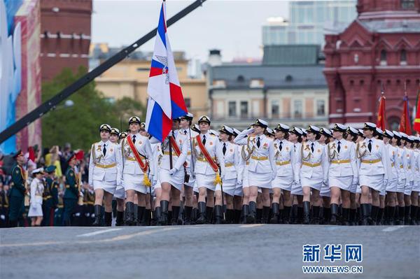 5月7日，在俄羅斯首都莫斯科，女兵方隊(duì)走過(guò)紅場(chǎng)。當(dāng)天，莫斯科紅場(chǎng)舉行勝利日閱兵式彩排，完整演練9日閱兵全過(guò)程。5月9日是俄羅斯衛(wèi)國(guó)戰(zhàn)爭(zhēng)勝利日，莫斯科紅場(chǎng)閱兵儀式是當(dāng)天的主要慶?；顒?dòng)。新華社記者白雪騏攝