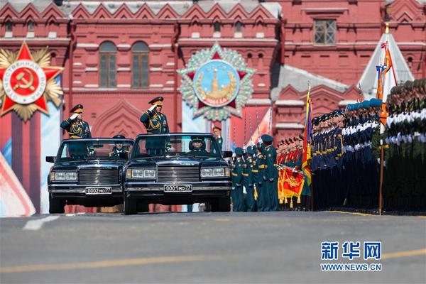 5月7日，在俄羅斯首都莫斯科，步兵方隊(duì)走過(guò)紅場(chǎng)。當(dāng)天，莫斯科紅場(chǎng)舉行勝利日閱兵式彩排，完整演練9日閱兵全過(guò)程。5月9日是俄羅斯衛(wèi)國(guó)戰(zhàn)爭(zhēng)勝利日，莫斯科紅場(chǎng)閱兵儀式是當(dāng)天的主要慶?；顒?dòng)。新華社記者白雪騏攝