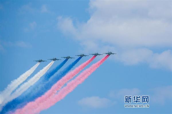 5月7日，在俄羅斯首都莫斯科，蘇-25攻擊機(jī)編隊(duì)飛越紅場(chǎng)。當(dāng)天，莫斯科紅場(chǎng)舉行勝利日閱兵式彩排，完整演練9日閱兵全過程。5月9日是俄羅斯衛(wèi)國戰(zhàn)爭(zhēng)勝利日，莫斯科紅場(chǎng)閱兵儀式是當(dāng)天的主要慶?；顒?dòng)。新華社記者白雪騏攝