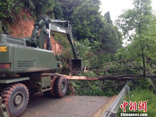 5月8日，官兵正在使用挖掘機(jī)清除道路障礙?！≠嚇蛉?攝