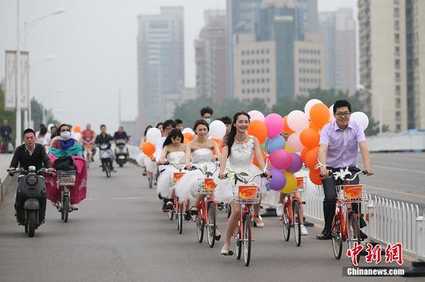 5月20日，南京90后小伙張龔亦騎著公共自行車迎接新娘徐思圓，在當(dāng)?shù)毓沧孕熊囆蜗蟠笫?、江蘇廣播主持人楊曉的策劃組織下，在“520”（我愛你的諧音）這一天用綠色環(huán)保、低碳出行的方式來表達愛情，表達對生活的這座城市的熱愛。