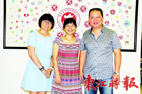 “東平哥”與妻子江鳳蘭（中）、妹妹黃秀影（左）。