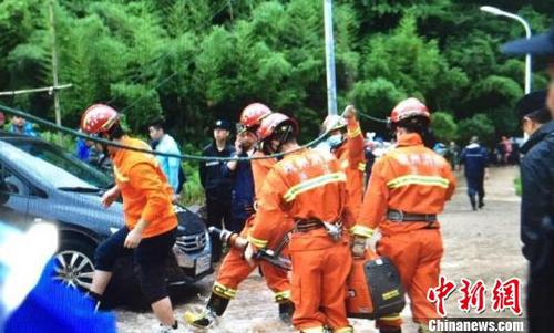 圖為建德消防官兵在現(xiàn)場救援?！∮囔?攝