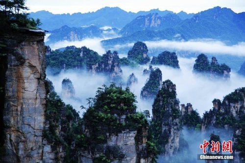 2016年5月29日，連續(xù)強(qiáng)降雨過后的世界自然遺產(chǎn)地湖南張家界核心景區(qū)武陵源天子山，飄渺無形的云海穿梭在連綿峰林間，奇美無比。