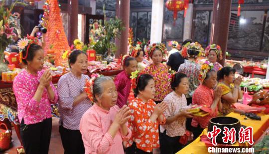 6月2日，福建泉州蟳浦媽祖宮廟——順濟宮重修落成慶典儀式舉行，蟳浦村女性集體拜媽祖。　廖靜 攝