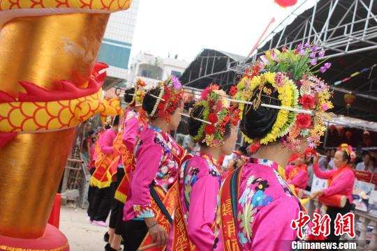 6月2日，福建泉州蟳浦媽祖宮廟——順濟宮重修落成慶典儀式舉行，蟳埔女頭上戴著鮮花串成的“簪花圍”成了“移動的花?！薄！×戊o 攝