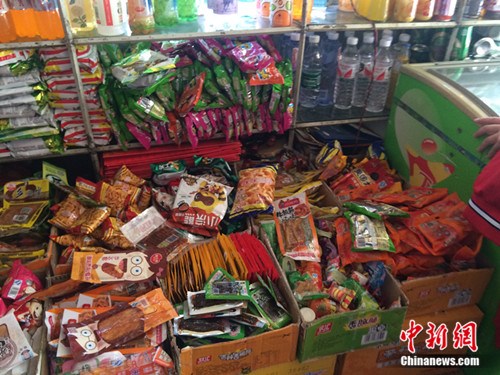 北京某學(xué)校附近超市的各種零食。<a target='_blank' href='http://www.chinanews.com/' >中新網(wǎng)</a> 邱宇 攝