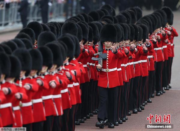 英國(guó)女王90大壽慶典 皇家衛(wèi)兵齊刷刷帥氣亮相