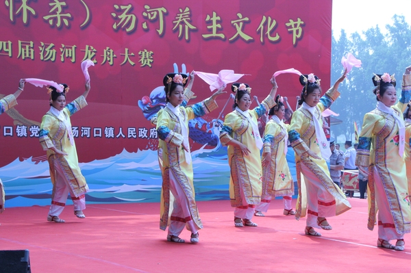 1、開幕式上湯河藝術(shù)團(tuán)表演的滿族舞蹈《清風(fēng)響玲》