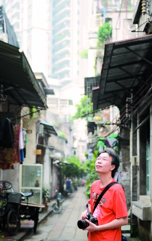 楊華輝，五羊小學(xué)老師，創(chuàng)辦廣州首個(gè)正式注冊(cè)的本土文化保育NGO團(tuán)體“古粵秀色”