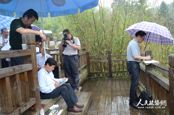 委員們在冒雨寫生