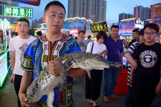 沈陽現(xiàn)鱷魚肉烤串 20元一串引市民圍觀