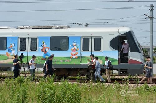 2016年6月14日，上海地鐵迪士尼主題列車在地鐵川楊河基地正式亮相，該車身及車廂內(nèi)部噴有迪士尼經(jīng)典卡通人物形象，包括米老鼠、唐老鴨等，該主題列車將于16日中午正式運(yùn)行。賴鑫琳 攝