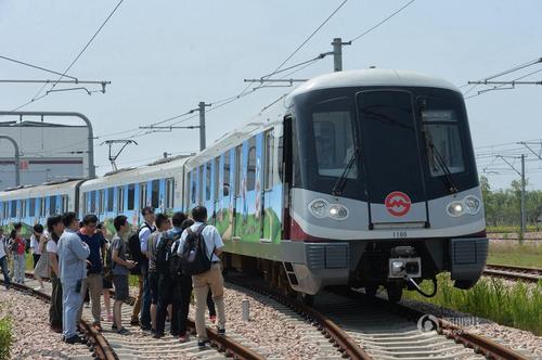 列車吸引了很多媒體記者圍觀。