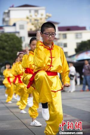 少年表演太極拳。　傅建斌　攝