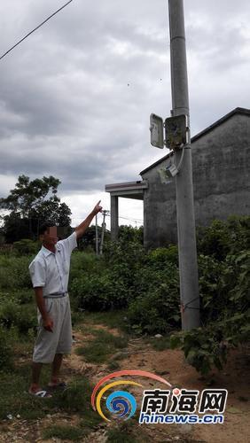 雷電擊壞電線桿和配電盒。