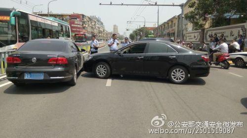 女司機因轉(zhuǎn)彎未讓直行車致剮蹭 遭男司機暴打