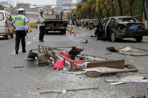 大學(xué)生駕車(chē)沖上公交站致1死2傷：已拿駕照兩年