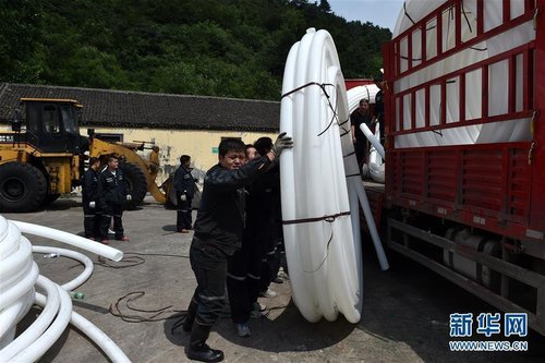 7月3日，在山西沁和能源集團(tuán)中村煤業(yè)有限公司，救援人員在搬運(yùn)救援物資。