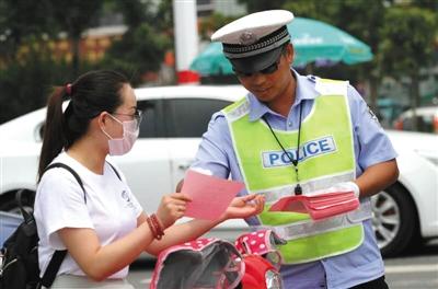 近日，江蘇灌云交警在街邊派發(fā)“優(yōu)惠券”。