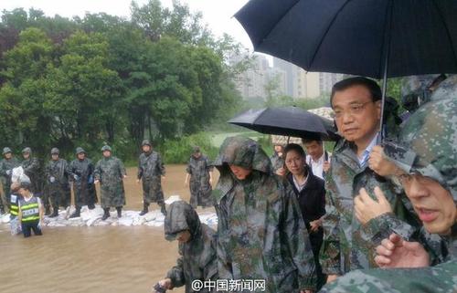 李克強冒大雨赴武漢長江干堤管涌現(xiàn)場 指揮救災