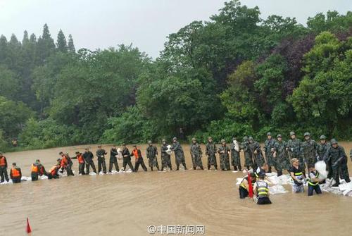 李克強冒大雨赴武漢長江干堤管涌現(xiàn)場 指揮救災