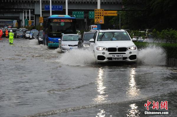 臺(tái)風(fēng)“妮妲”來襲 深圳部分路段積水交通受阻