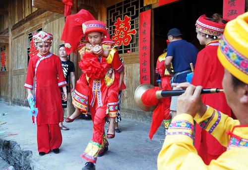 2016年8月13日，一年一度的土家族特色相親節(jié)--恩施女兒會舉行，超過8萬人觀看了土家族特色的定親儀式、迎親儀式和婚禮儀式。被譽(yù)為“東方情人節(jié)”的女兒會，是土家族人民自己的七夕節(jié)，距今已有數(shù)百年的歷史。萬李 蔣盼