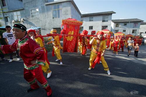 女兒會分為對歌相親、考驗(yàn)定親、拔河爭親、拜堂成親四部分。