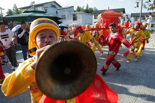 迎親隊(duì)伍在表演。