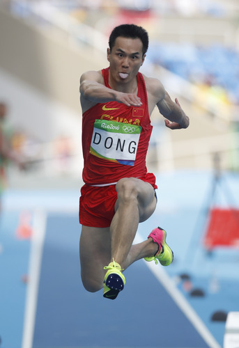 8月16日，在2016年里約奧運會田徑男子三級跳遠的比賽中，中國選手董斌獲得銅牌。新華社發(fā)