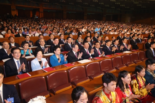 8月18日晚，第五屆全國(guó)少數(shù)民族文藝會(huì)演開幕式文藝晚會(huì)在北京人民大會(huì)堂隆重舉行，習(xí)近平、李克強(qiáng)、俞正聲、劉云山等黨和國(guó)家領(lǐng)導(dǎo)人出席觀看。姚大偉