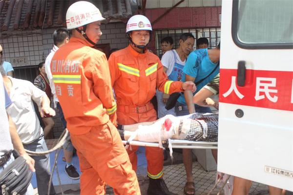 傷者倍送上急救車。消防供圖