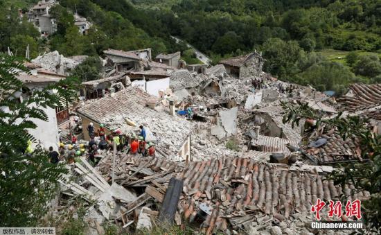 意大利中部城市PESCARA DEL TRONTO收到地震影響，大量建筑成為廢墟。