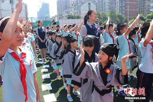 　　8月29日，長沙市岳麓區(qū)一小學(xué)舉行開學(xué)典禮，一年級(jí)新生們身著漢服，在老師的帶領(lǐng)和高年級(jí)同學(xué)的幫助下完成了“開筆禮”。校方希望以此方式教育學(xué)生從小要立志、做好人，學(xué)會(huì)感恩老師，勇于表達(dá)。劉著之 攝