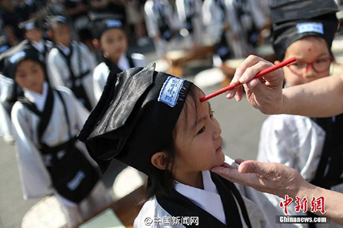 　　8月31日百余小學(xué)新生在南京夫子廟大成殿前“開筆破蒙”，通過向孔子像行禮、誦讀《論語》、學(xué)寫“人”字、朱砂開智、聆聽師長寄語等，宣告正式成為一名學(xué)生。