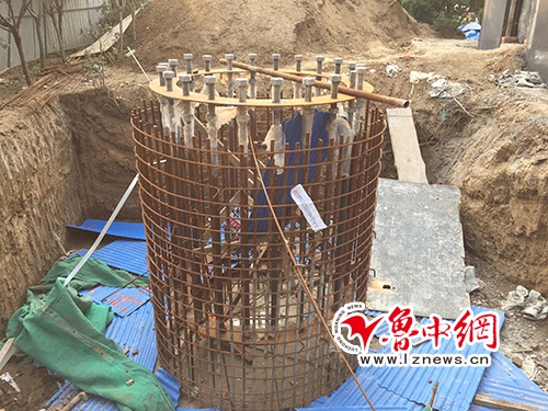 “大坑”里的底座和房屋墻壁已被貼上寫有“此處已被查封停建”字樣的封條